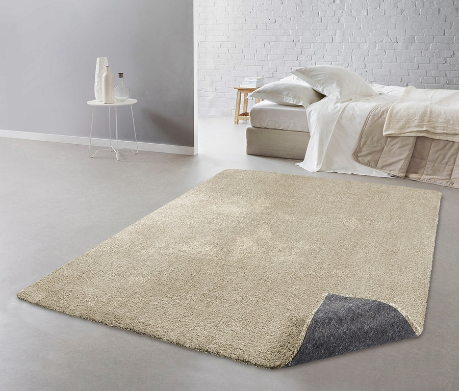 Beiger Teppich »Mellow« liegt im Schlafzimmer.