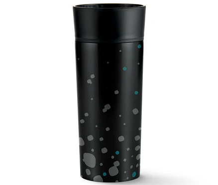 Ein Coffee-to-go-Becher, Hybrid Black, mit bunten Punkten auf weißem Hintergrund.