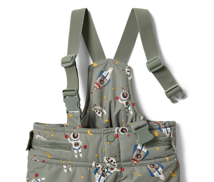 Detail einer Kinder-Schneekombi mit Astronauten-, Raketen- und Sternenmuster.