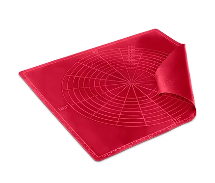 Eine rote Dauerbackmatte mit kreisförmigen und linearen Messmarkierungen.