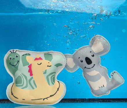 Zwei Tauch-Tierchen im Wasser.
