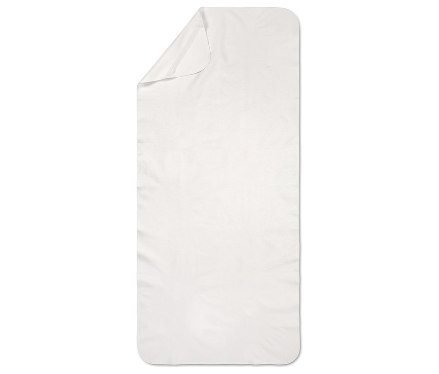 Ein weißes, längliches Handtuch liegt auf einer ebenen Fläche.