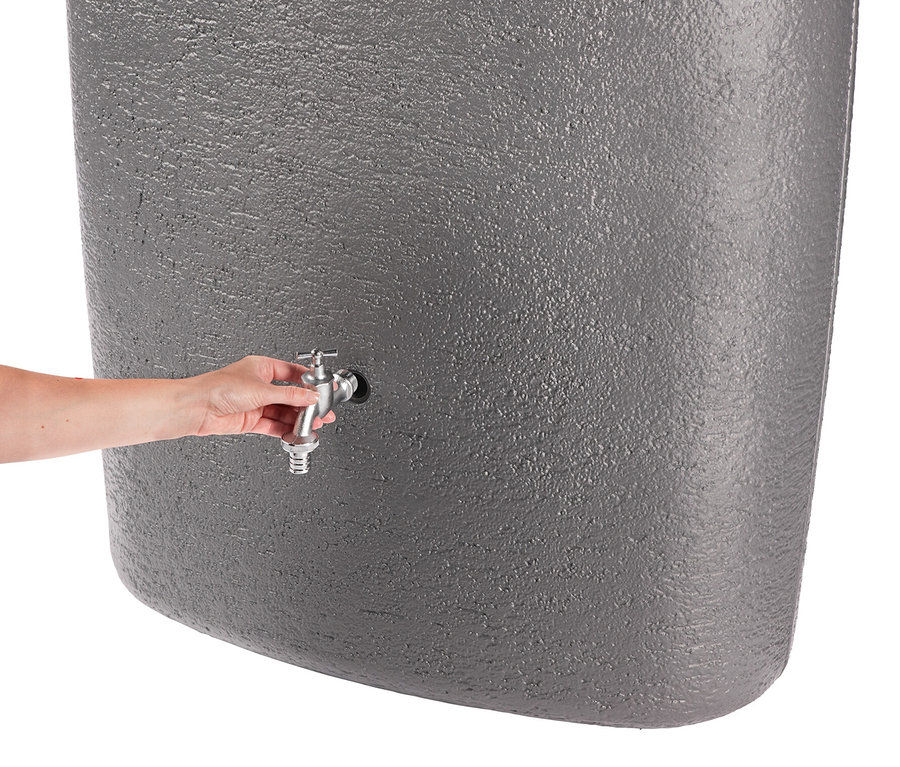 Eine Hand dreht den Wasserhahn an einem grauen Garantia Regentonne-Komplett-Set »Terranova«, ca. 275 l.
