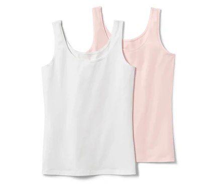 Zwei Tanktops, eines weiß und eines rosa, liegen nebeneinander auf einem weißen Hintergrund.