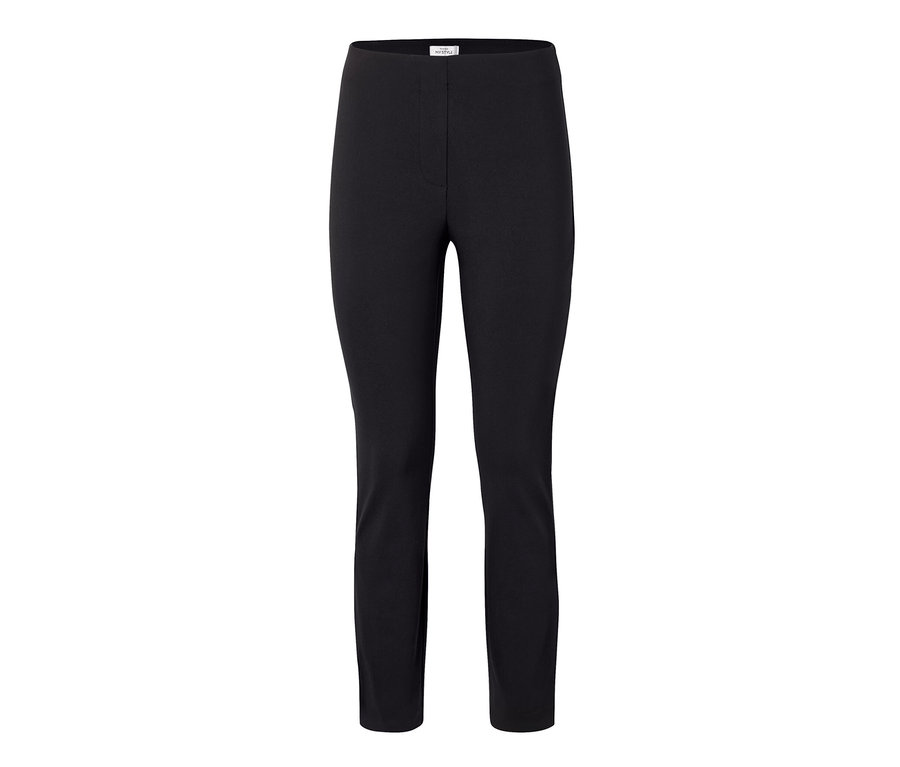 Schwarze Stretchhose.