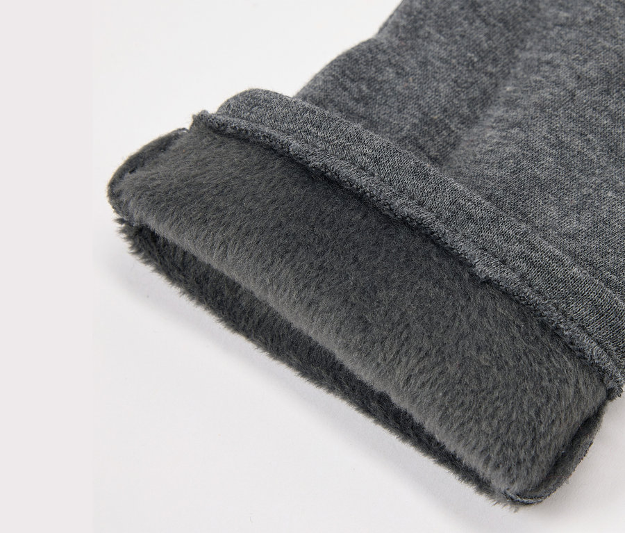 Detailaufnahme von grauem Stoff mit Fleecefutter.