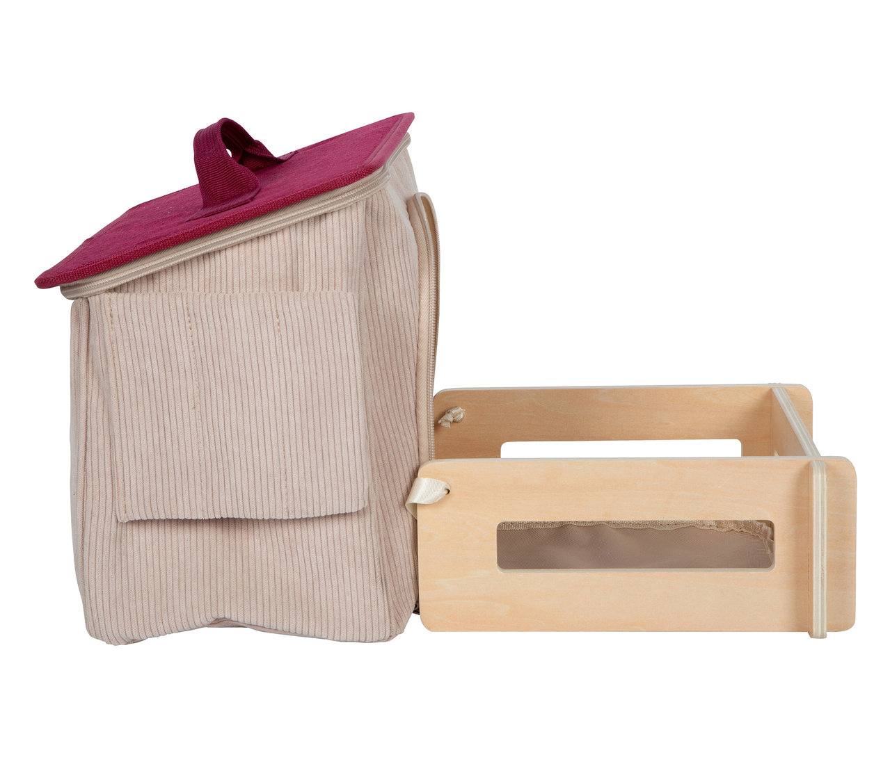 Spiel-Set Pferd mit Stall von small foot: Ein beiges, stoffbezogenes Haus mit burgunderrotem Dach steht neben einem hellen Holzstall.