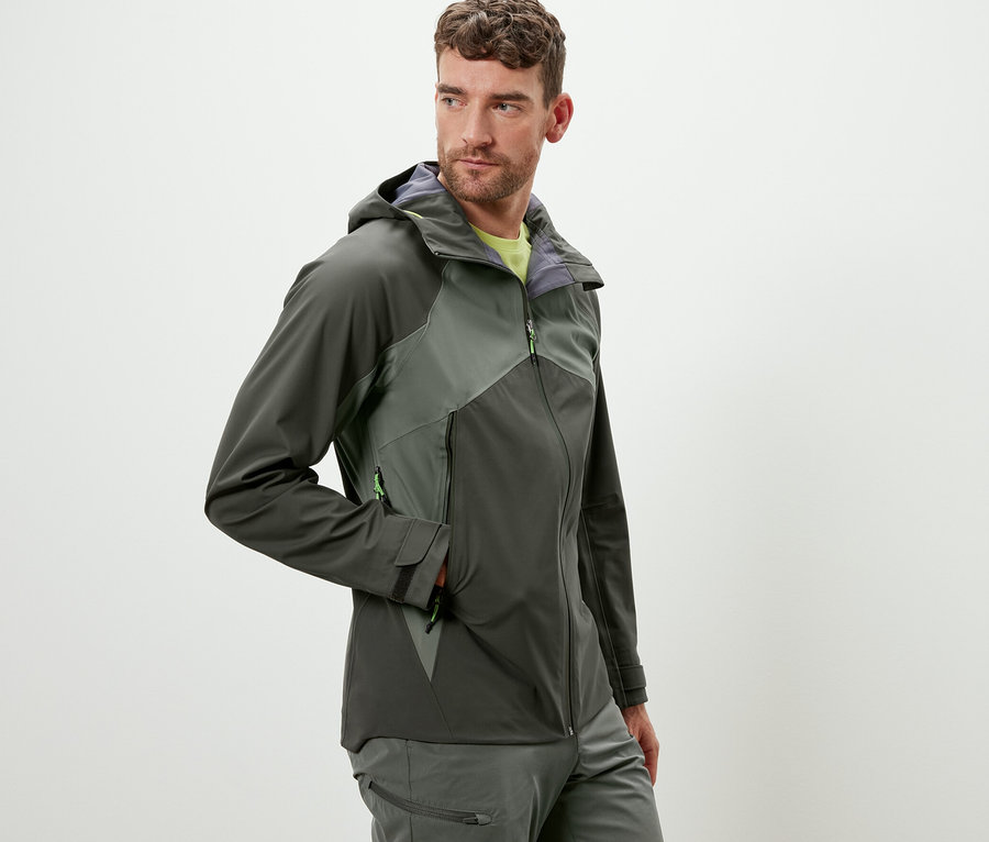 Mann trägt eine 3-Lagen-Outdoorjacke.