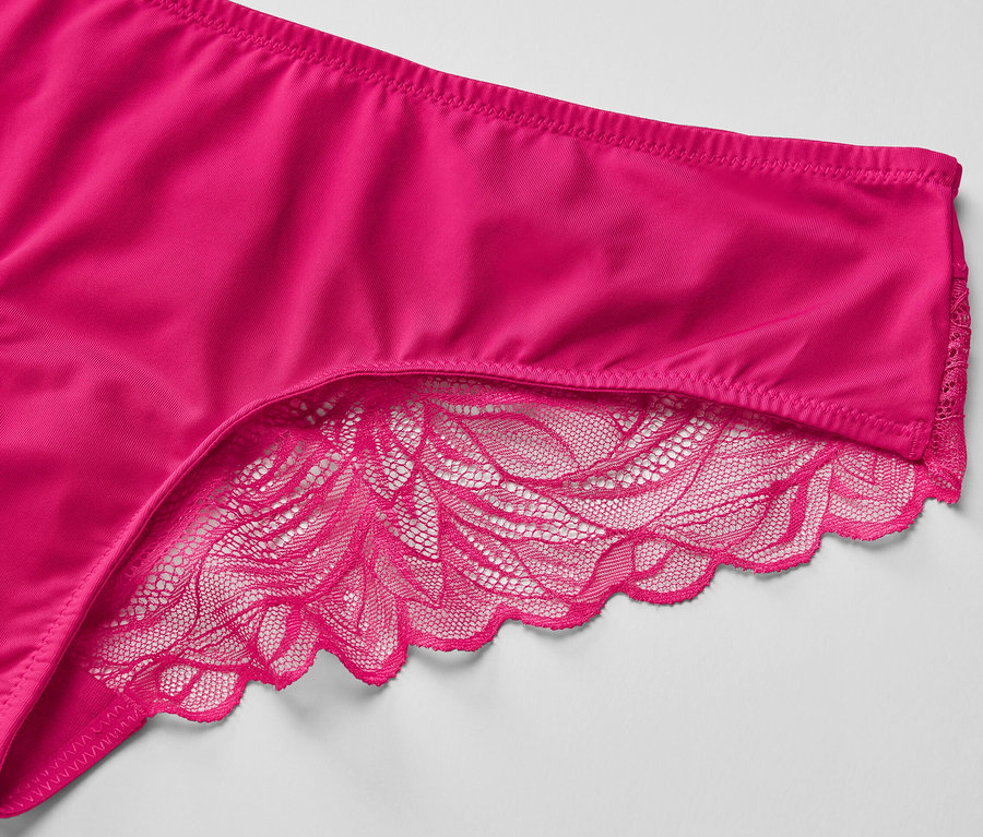 Detailaufnahme eines einzelnen, fuchsiafarbenen Brazilslips mit Spitze.