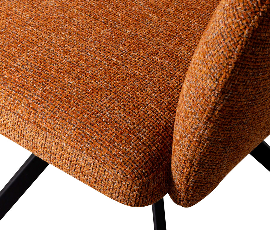 Detailansicht einer Ecke des Woood Stuhls »Fenne« im Farbton Ginger mit quadratischer Textur und schwarzen Beinen.