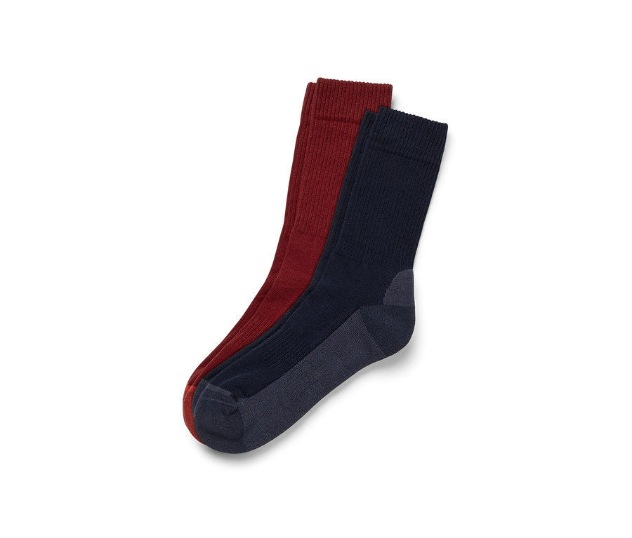 Zwei Paar Outdoor-Socken: ein Paar ist dunkelblau, das andere bordeauxrot.