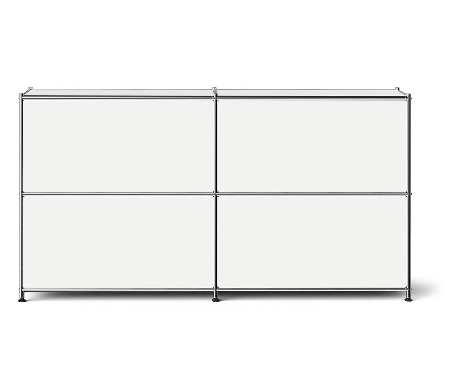 Vier weiße quadratische Module mit Metallrahmen.