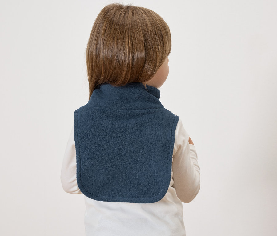 Junge trägt blaues Lätzchen.