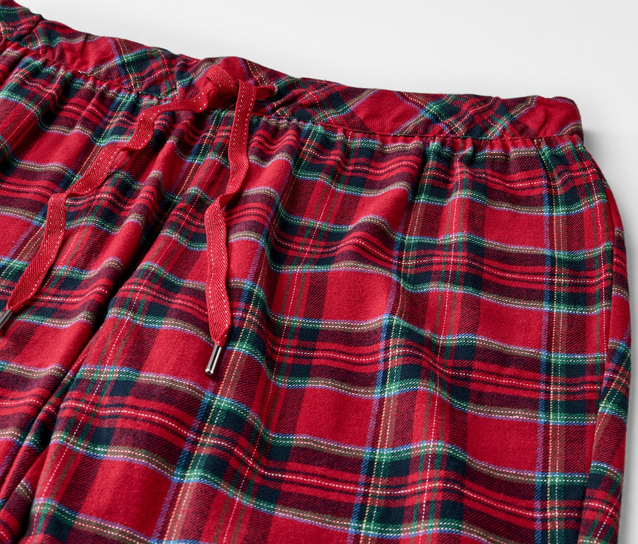 Detail einer rot karierten Pyjamahose mit Kordelzug in der Taille.