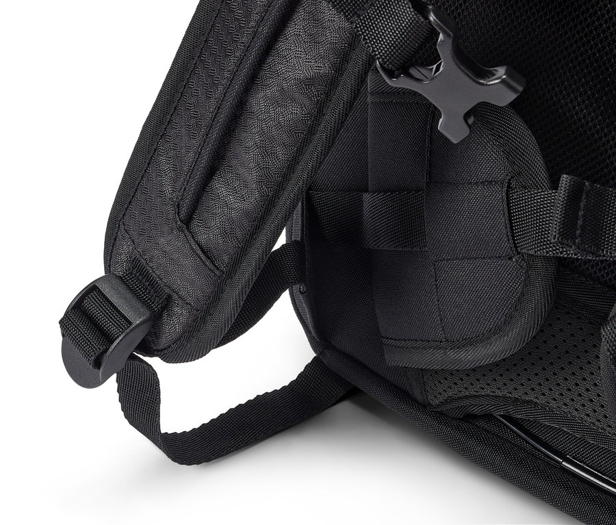 Nahaufnahme der Schultergurte und des seitlichen Riemens eines schwarzen Rucksacks.