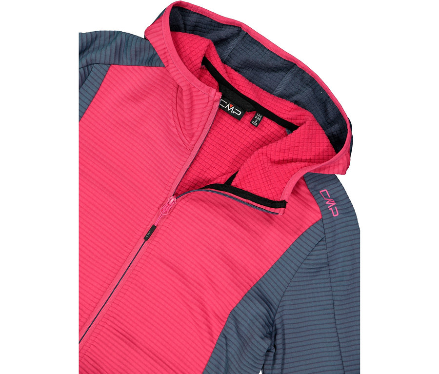 Nahaufnahme einer pinkfarbenen CMP-Fleecejacke mit Kapuze und blau-grauen Ärmeln.