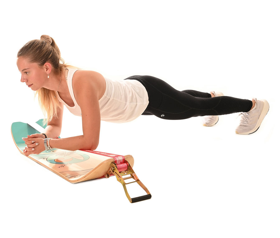 Eine Frau macht Plank-Übungen auf einem F2 Surfline Board Slackline.