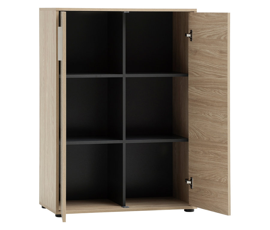 Ein beiger Schrank mit sechs schwarzen Fächern, von denen eine Tür offen steht.