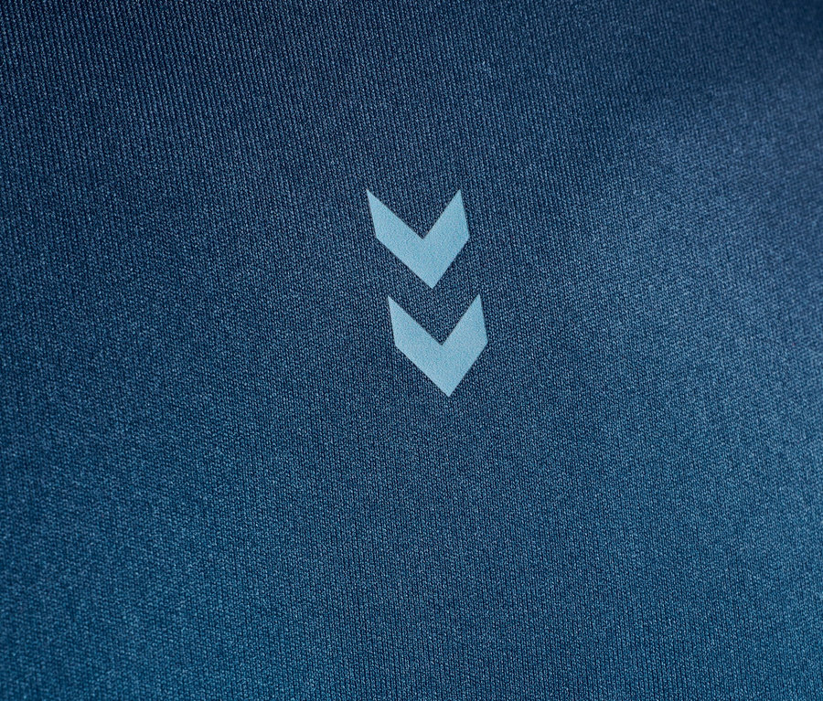 Nahaufnahme eines dunkelblauen Stoffes mit hellblauem Winkel-Logo.