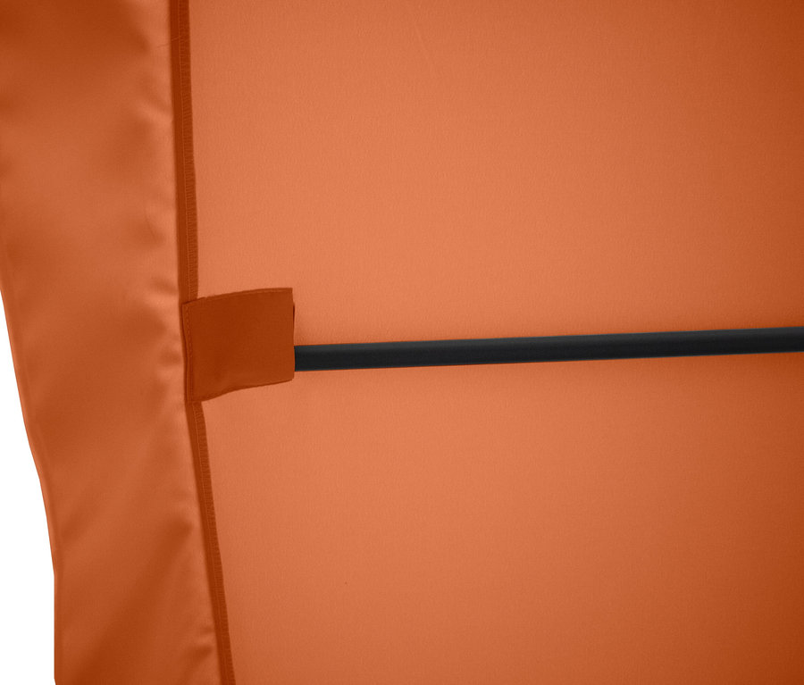 Detailansicht eines orangefarbenen Stoffbezugs mit einer schwarzen Stange.