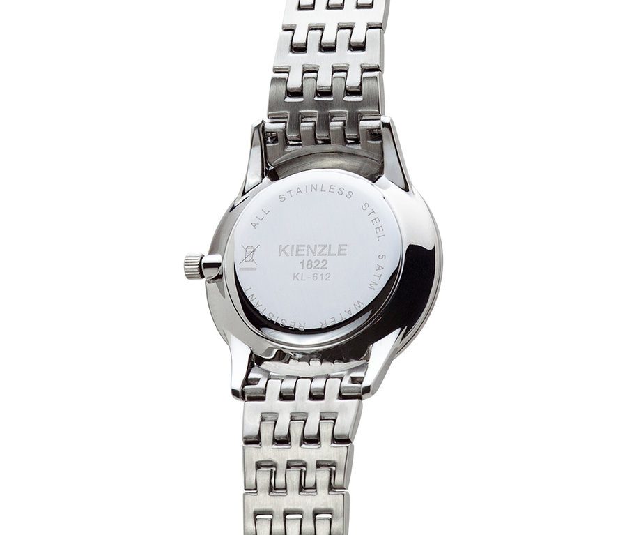 Nahaufnahme der Rückseite einer silbernen Kienzle-Uhr mit Edelstahlarmband. Die Gravur zeigt "All Stainless Steel Water Resistant 5 ATM".