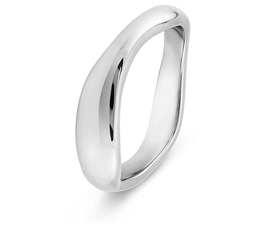 Nahaufnahme eines silberfarbenen Rings mit unregelmäßiger Form auf weißem Hintergrund.