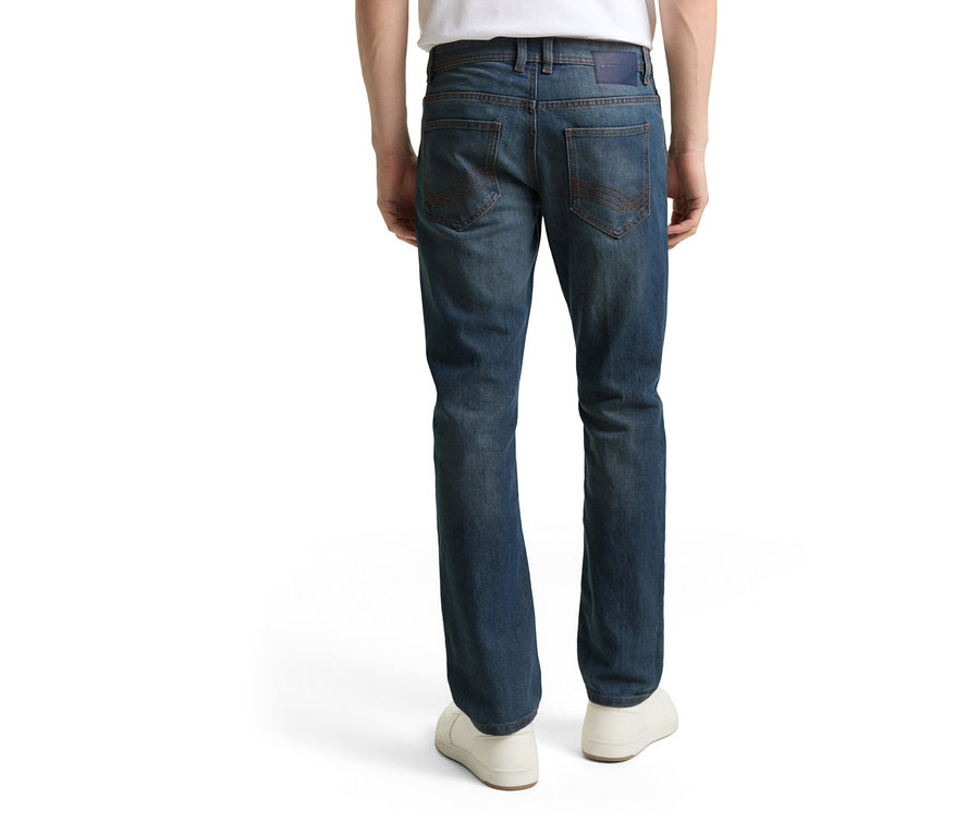Rückansicht einer Person mit Tom Tailor TT MARVIN STRAIGHT Jeans mit Stretch, Mid Stone Blue Grey Denim und weißen Schuhen.
