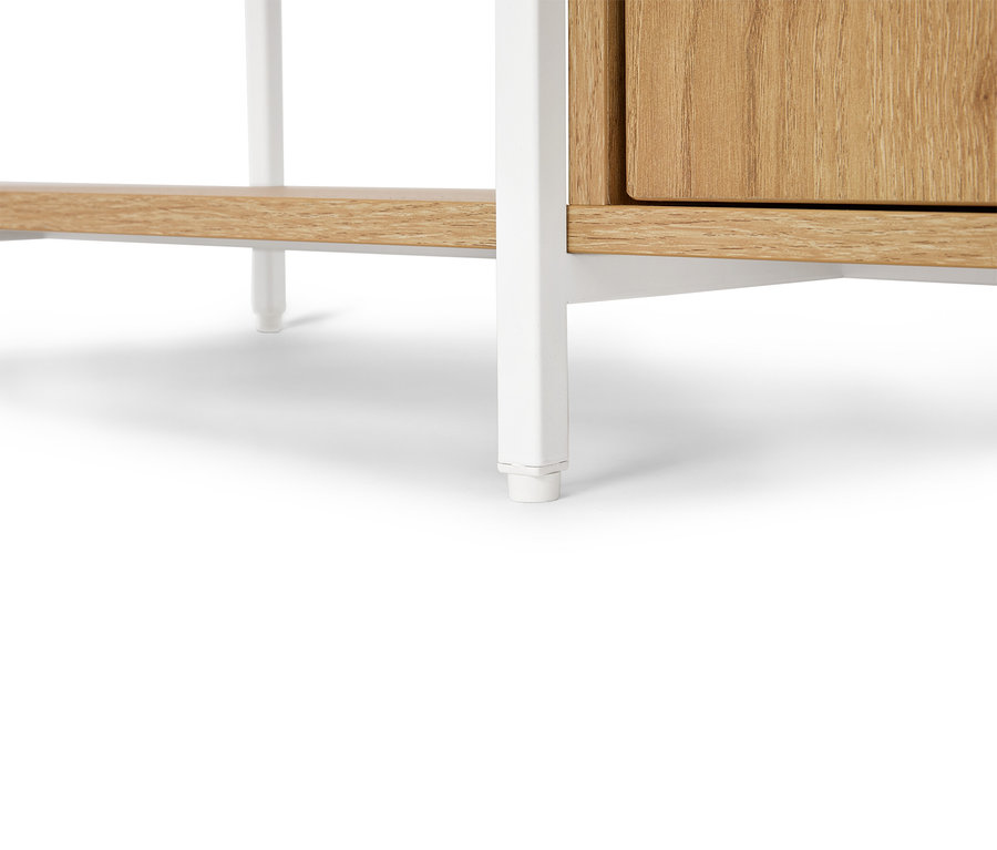 Detailansicht eines hellbraunen Holzschreibtisches mit weißen Beinen.