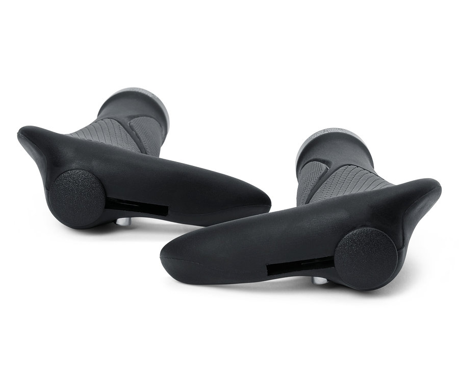 Zwei schwarze Fahrradgriffe liegen auf einem weißen Untergrund.