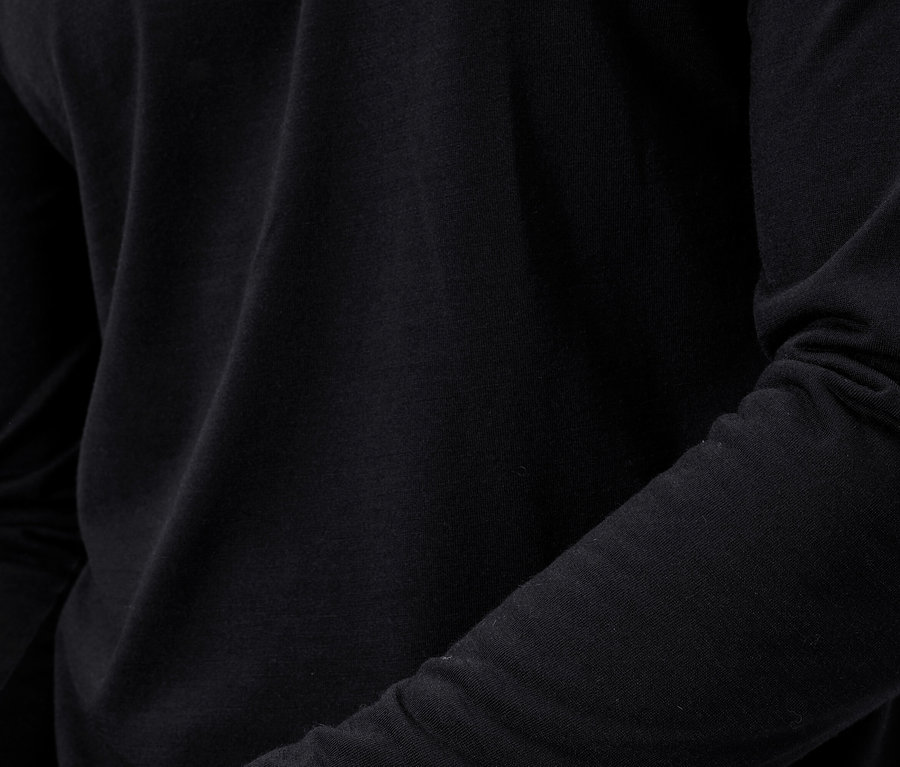 Detailansicht eines schwarzen Langarmshirts.