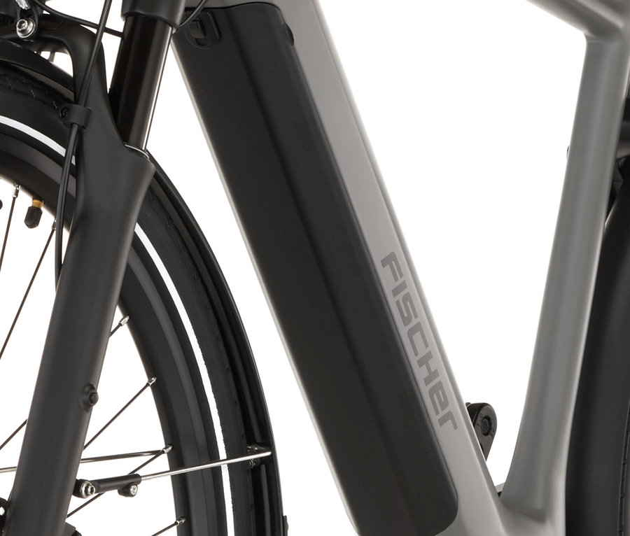 Nahaufnahme vom FISCHER Trekking-E-Bike VIATOR MOVE mit Diamant-Rahmen, mit Fokus auf Vorderreifen und Rahmen.