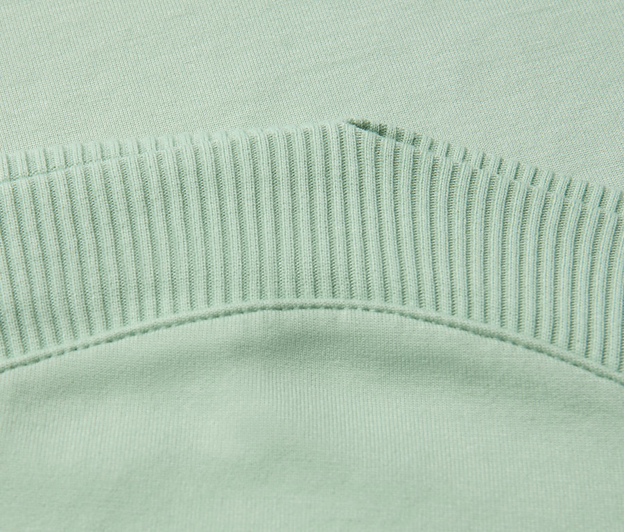Detailansicht eines salbeigrünem Street One T-Shirts mit Rippdetail.