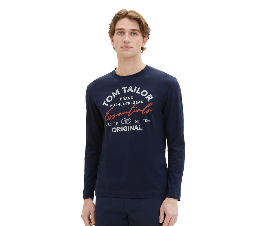 Mann trägt ein Tom Tailor Longsleeve mit Logo, Sky Captain Blue.