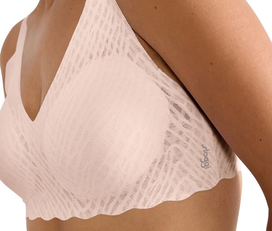 Nahaufnahme einer Frau, die einen hellrosafarbenen BH trägt.