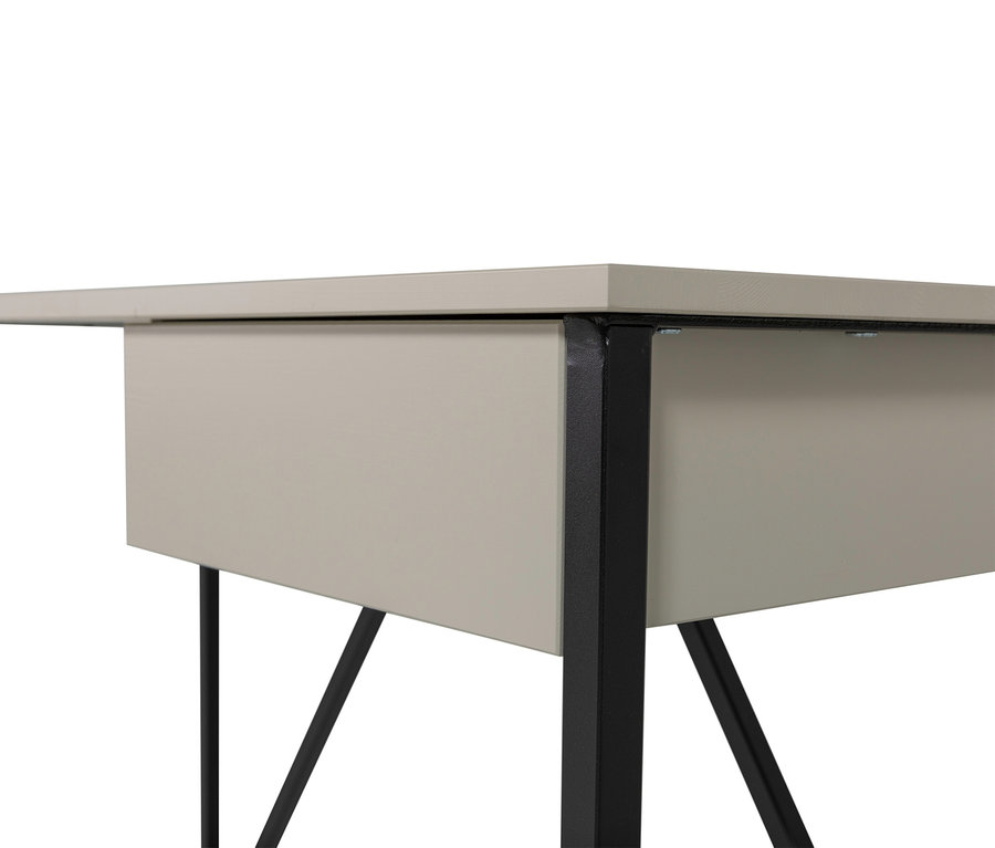 Nahaufnahme eines hellgrauen Tisches mit schwarzem Metallgestell und einer Schublade.