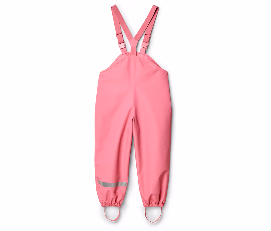 Pinke Regenhose mit verstellbaren Trägern und reflektierenden Streifen an den Beinen.