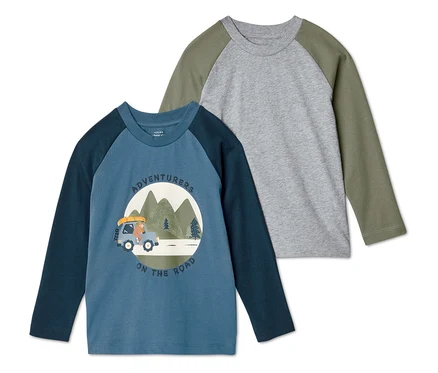 Zwei langärmlige T-Shirts liegen übereinander. Das vordere Shirt ist blau mit einem Auto-Motiv, das hintere ist grau mit grünen Ärmeln.
