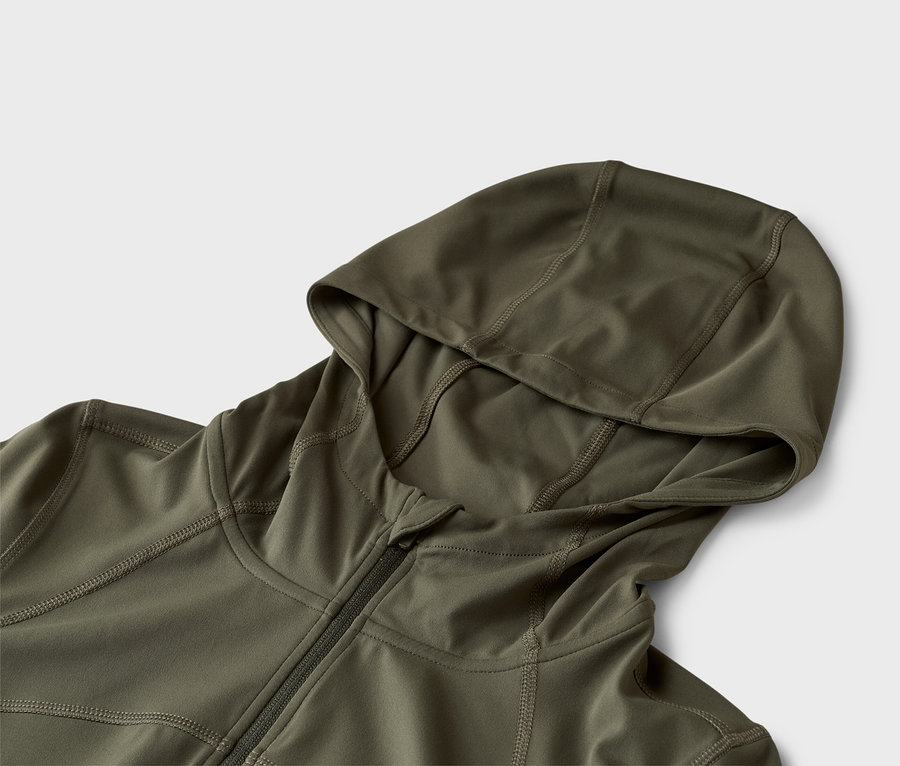 Nahaufnahme eines olivgrünen Kapuzenpullovers mit Reißverschluss.