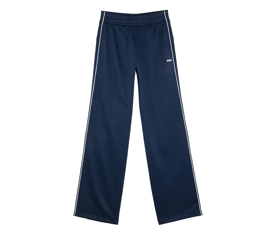 Marineblaue weite Trainingshose mit weißen Seitenstreifen und weißem Fila-Logo am rechten Oberschenkel.