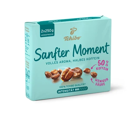 Eine Packung Sanfter Moment - 4 x 500 g Gemahlen Kaffee von Tchibo mit Kaffeebohnen ist zu sehen.