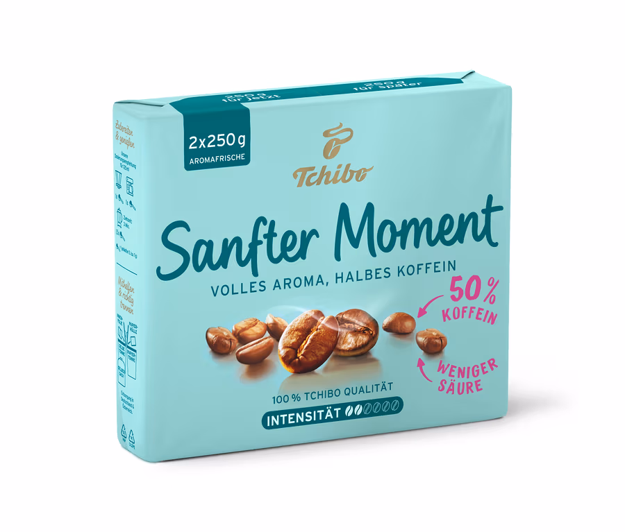Eine Packung Sanfter Moment - 4 x 500 g Gemahlen Kaffee von Tchibo mit Kaffeebohnen ist zu sehen.
