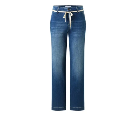 Blaue Jeans mit geradem Bein und verwaschenem Look, mit einem cremefarbenen Kordelzug an der Taille gebunden.