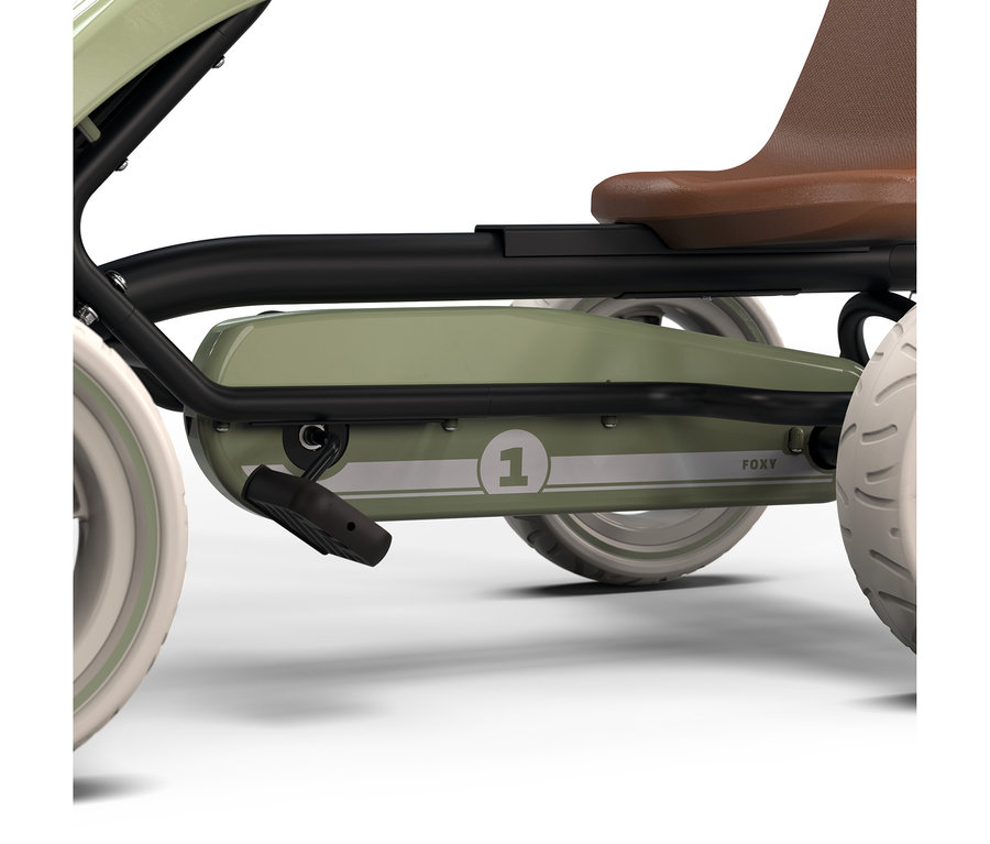 Seitenansicht eines grünen Tret-Gokarts mit braunem Sitz. Es hat die weiße Nummer „1“ in einem Kreis und den Schriftzug „FOXY“ auf der Seitenverkleidung, dazu weiße Streifen und weiße Reifen.