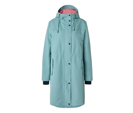 Türkiser Regenparka mit Kapuze, rosa Innenfutter, schwarzen Knöpfen und dunklen Ärmelbündchen.