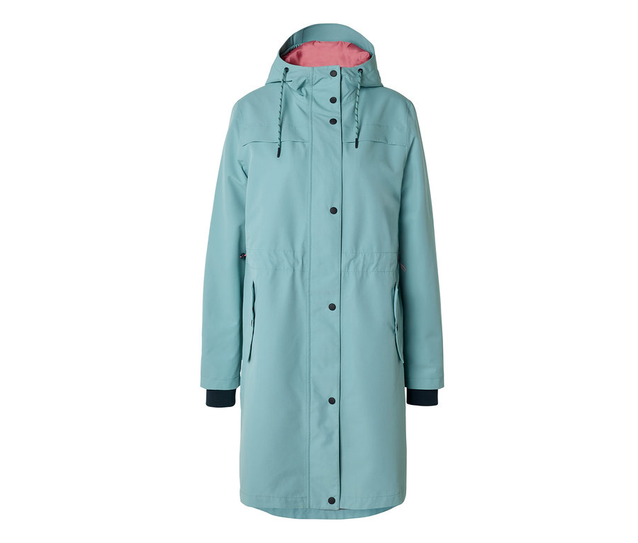Türkiser Regenparka mit Kapuze, rosa Innenfutter, schwarzen Knöpfen und dunklen Ärmelbündchen.