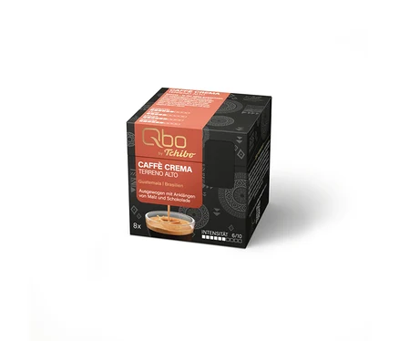 Schwarze Packung Qbo Caffè TERRENO ALTO mit rotem Etikett, das 8 Kapseln, Herkunft Guatemala/Brasilien, Malz- und Schokoladennoten sowie Intensität 6/10 angibt. Ein Bild zeigt Kaffee, der in eine Tasse fließt.