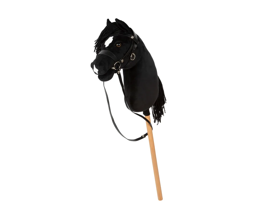 Schwarzes small foot Hobby-Horse »Melodie« mit weißer Blesse, schwarzer Mähne und Zaumzeug auf einem Holzstab.