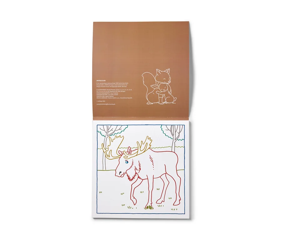 Ein aufgeschlagenes Buch. Die linke braune Seite zeigt ein Impressum und eine Umrisszeichnung von Fuchs und Hase, die sich umarmen. Die rechte weiße Seite zeigt einen Elch mit blauem Auge und braunem Geweih in einem Wald.