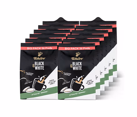 Zwölf schwarze und grüne Tchibo BLACK & WHITE Pads Großpackungen, jede mit 36 Kaffeepads, sind in Reihen gestapelt.