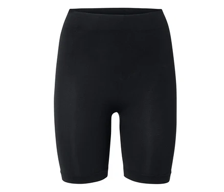 Schwarze, kurze Leggings liegen vor einem weißen Hintergrund.